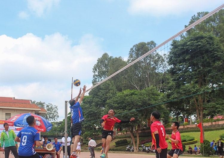100 VĐV dự Giải Bóng chuyền công nhân viên chức lao động Di Linh