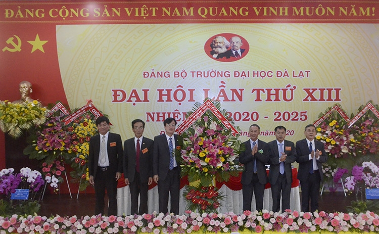 Phó Bí thư Tỉnh ủy Trần Văn Hiệp trao tặng lẵng hoa của Tỉnh ủy – HĐND – UBND – Ủy ban MTTQ Việt Nam tỉnh chúc mừng Đại hội