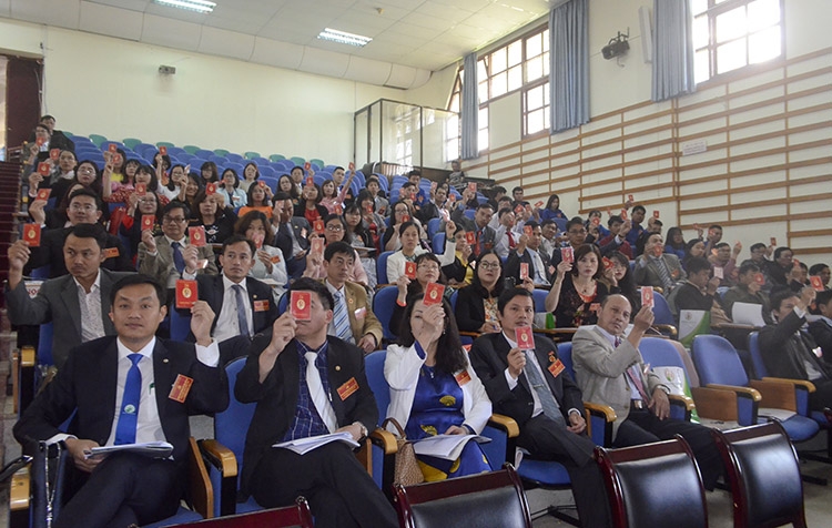 Đại biểu biểu quyết thông qua danh sách bầu Ban Chấp hành Đảng bộ trường nhiệm kỳ 2020 – 2025