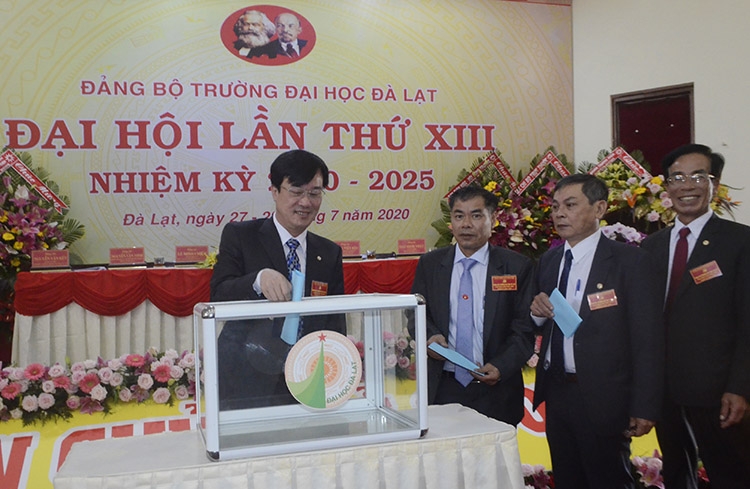 Bỏ phiếu bầu Ban Chấp hành Đảng bộ trường nhiệm kỳ 2020 - 2025