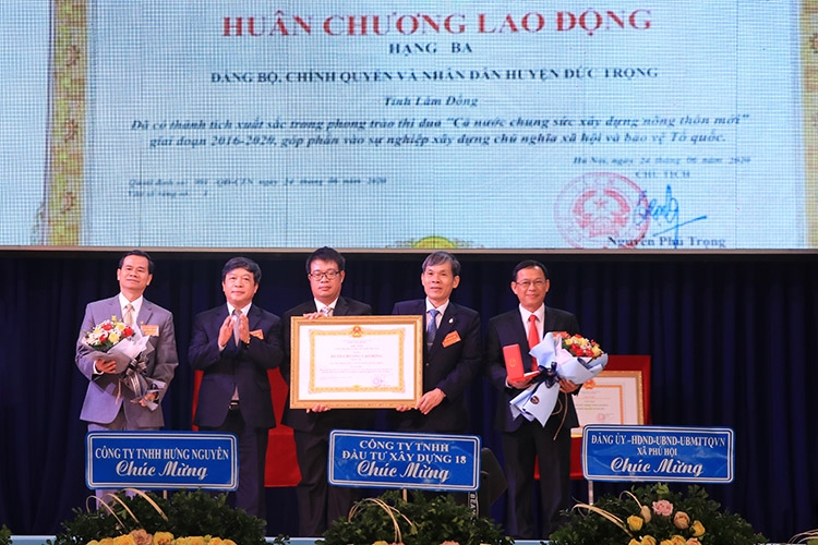 Thừa ủy quyền của Chủ tịch Nước, Chủ tịch UBND tỉnh Đoàn Văn Việt trao Huân chương Lao động hạng Ba cho huyện Đức Trọng. Ảnh: Chu Quốc Hùng