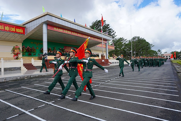 Duyệt đội hình trong Lễ khai giảng năm học 2019-2020. Ảnh: Hữu Túc