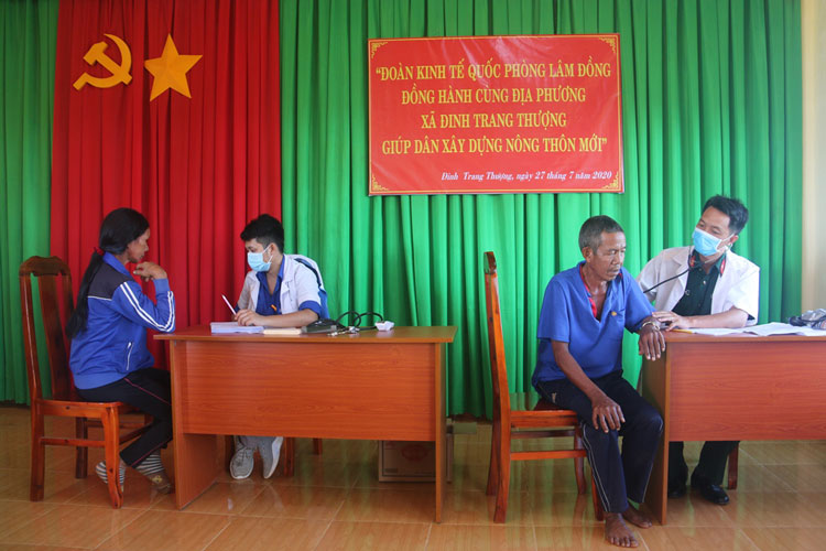 Đoàn Kinh tế quốc phòng làm công tác dân vận ở Đinh Trang Thượng