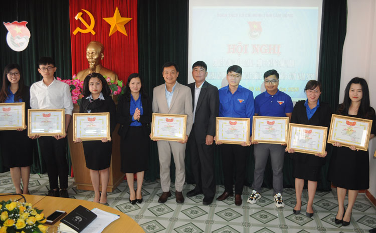 Trao Bằng khen của Ban Chấp hành Tỉnh đoàn cho các tập thể và cá nhân đã có thành tích xuất sắc trong công tác phòng, chống dịch Covid – 19