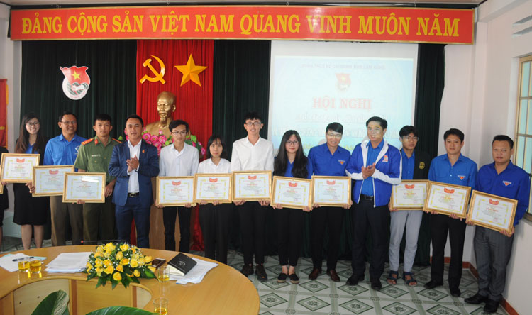 Trao Bằng khen của Ban Chấp hành Tỉnh đoàn cho các tập thể và cá nhân đã có thành tích xuất sắc trong công tác phòng, chống dịch Covid – 19