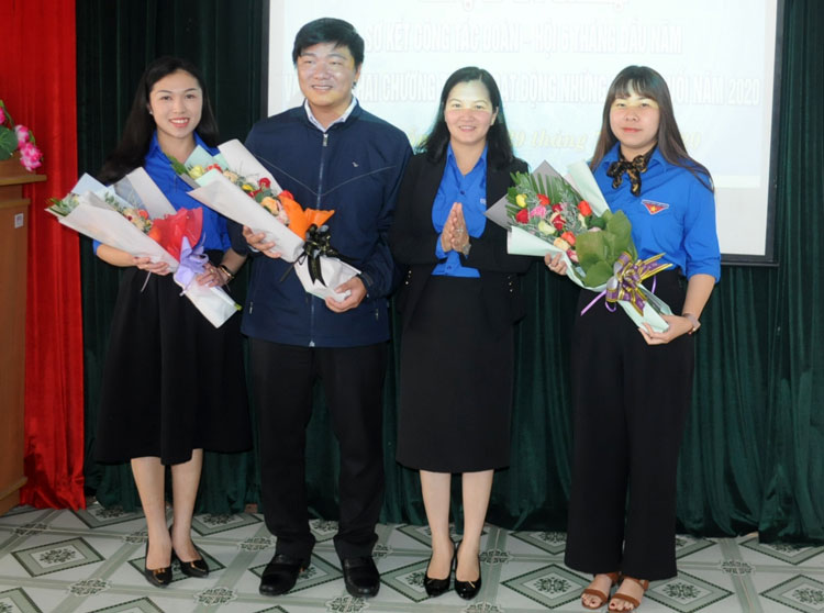 Tặng hoa chúc mừng các anh, chị vừa được bầu bổ sung vào Ủy viên Ban Thường vụ Tỉnh đoàn Lâm Đồng khóa X, nhiệm kỳ 2017 – 2022
