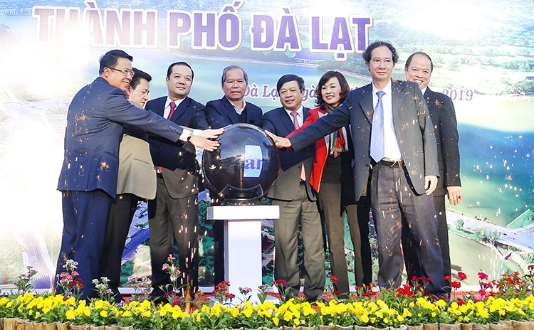 Lãnh đạo tỉnh và thành phố bấm nút khai trương Trung tâm Điều hành thông minh thành phố Đà Lạt. Ảnh: Chính Thành
