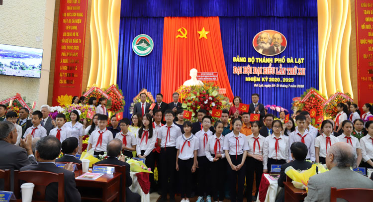 Đoàn đại biểu đại diện các tầng lớp nhân dân và các cháu thiếu nhi thành phố chúc mừng Đại hội