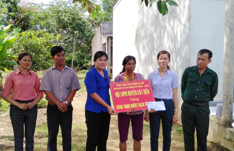 Trao tặng 5 công trình vệ sinh cho phụ nữ nghèo