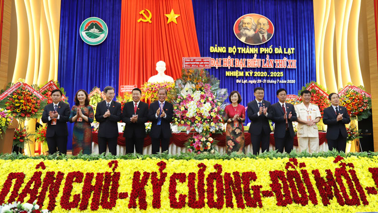 Đồng chí Nguyễn Xuân Tiến tặng hoa chúc mừng Đại hội
