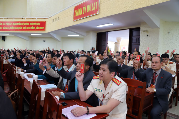 Các đại biểu biểu quyết thông qua báo cáo tổng hợp ý kiến đóng góp vào Dự thảo văn kiện trình Đại hội đại biểu toàn quốc lần thứ XIII của Đảng