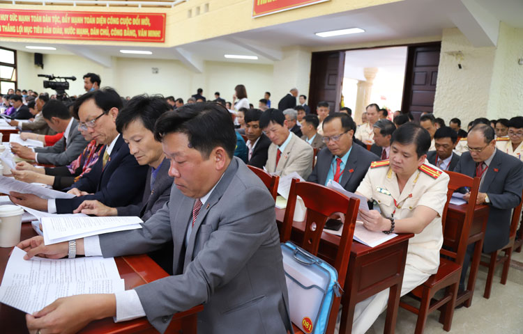 Các đại biểu nghiên cứu phương án nhân sự Ban Chấp hành Đảng bộ thành phố khóa XII