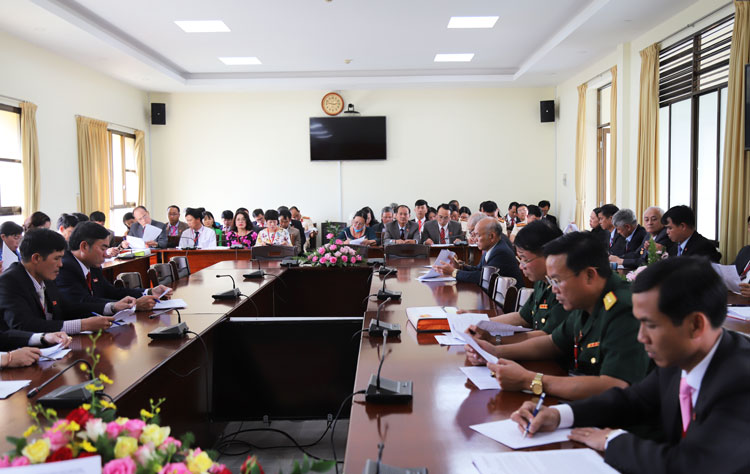 Các đại biểu thảo luận tại tổ