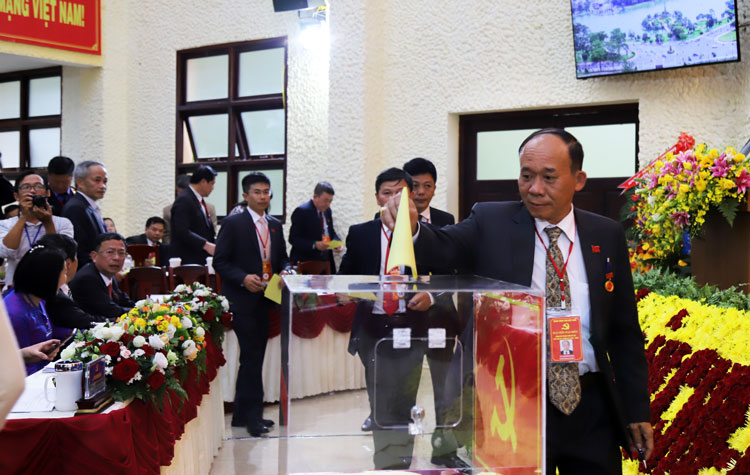 Các đại biểu bỏ phiếu bầu Ban Chấp hành Đảng bộ thành phố Đà Lạt khóa XII