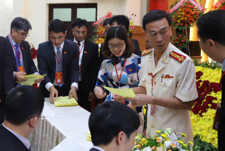 Ban kiểm phiếu kiểm tra phiếu bầu tại Đại hội. Kết quả, tổng số phiếu phát ra 301 phiếu, tổng số phiếu thu vào 301 phiếu 