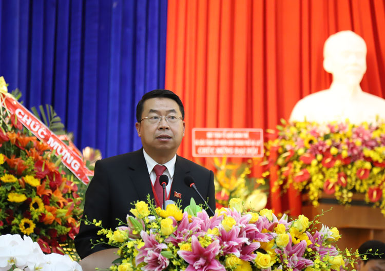Đồng chí Tôn Thiện San thay mặt Đoàn Chủ tịch tiếp tục tiến hành phần lấy phiếu giới thiệu nhân sự bầu chức danh Bí thư Thành ủy Đà Lạt khóa XII