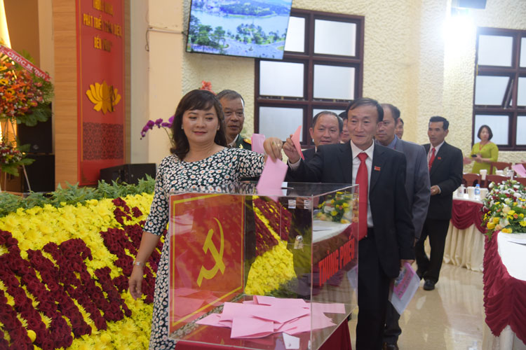 Đại hội tiến hành bỏ phiếu giới thiệu chức danh Bí thư Thành ủy Đà Lạt khóa XII