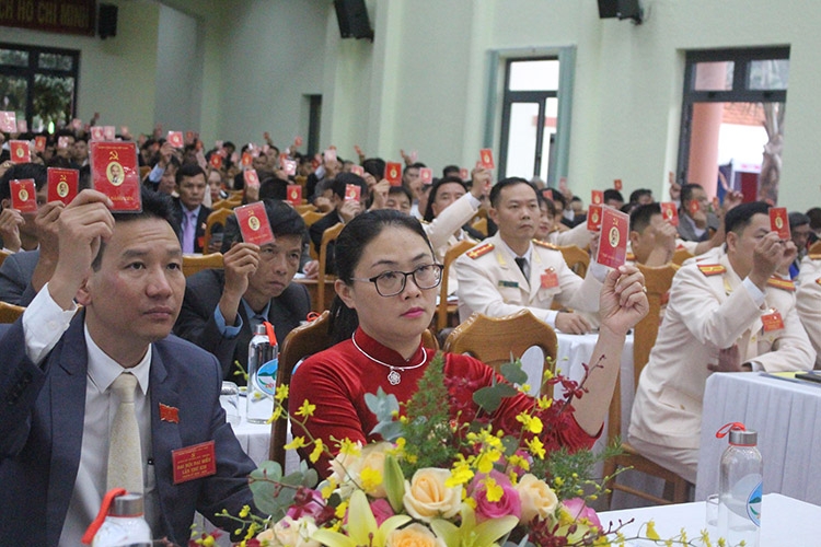 Các đại biểu bỏ phiếu thông qua nghị quyết đại hội