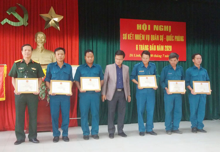 Di Linh: 6 tập thể và 7 cá nhân được khen thưởng trong công tác tuyển chọn, gọi công dân nhập ngũ