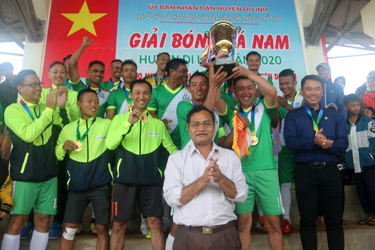 Ban tổ chức trao cúp vô địch cho Đội bóng Ngân hàng Bưu điện Liên Việt