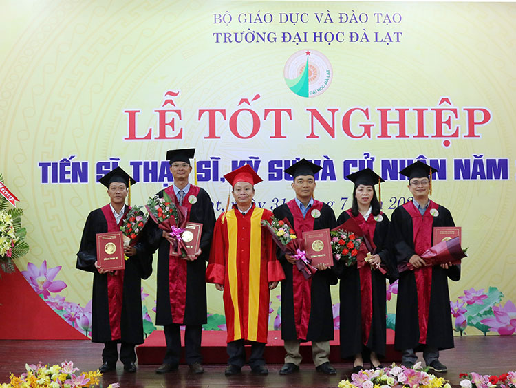 Trao bằng các tân Thạc sĩ