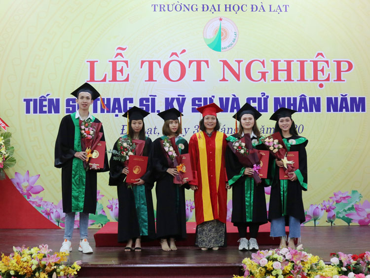 Trao bằng 5 cử nhân khoa Hóa học và Môi trường