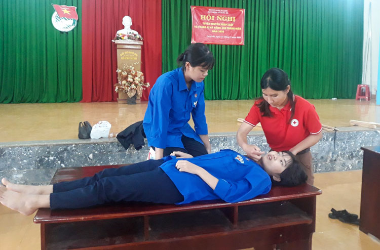 Các em học sinh tại xã Gung Ré tham gia buổi tuyên truyền pháp luật, trang bị kỹ năng trong thời gian nghỉ hè