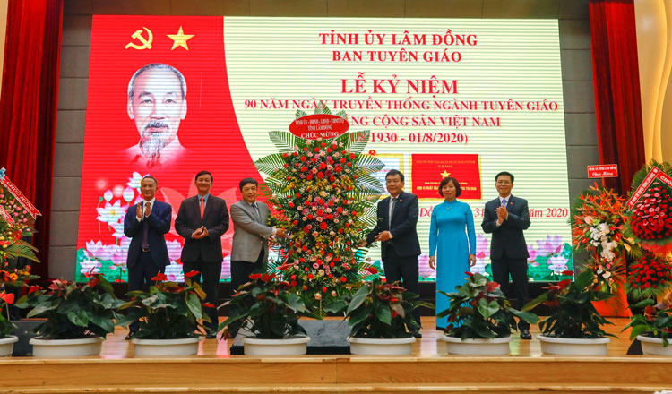 Các đồng chí lãnh đạo tỉnh tặng lẵng hoa chúc mừng 90 năm ngày truyền thống ngành Tuyên giáo cho Ban Tuyên giáo Tỉnh ủy