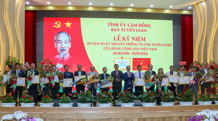Trao bằng khen của BTV Tỉnh uỷ cho các cá nhân có thành tích cống hiến trong công tác tuyên giáo của Đảng