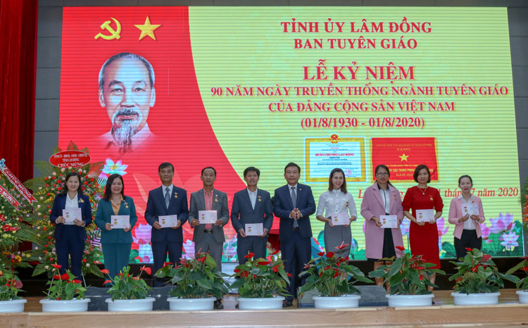 Trao Kỷ niệm chương vì sự nghiệp Tuyên giáo