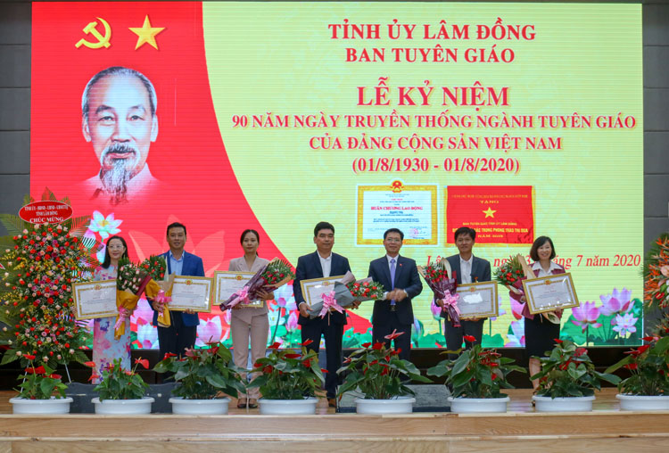 Trao thưởng Cuộc thi tìm hiểu lịch sử ngành tuyên giáo