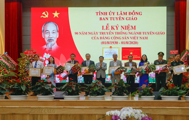 Trao bằng khen của BTV Tỉnh uỷ cho các tập thể đã có thành tích cống hiến trong công tác tuyên giáo của Đảng