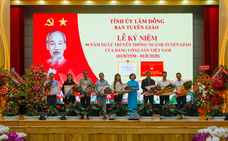 Trao thưởng cuộc thi sáng tác, quảng bá tác phẩm văn học, nghệ thuật, báo chí về chủ đề “học tập và làm theo tư tưởng, đạo đức, phong cách Hồ Chí Minh”.