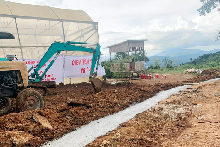 Vừa thi công vừa mở quán lều dịch vụ