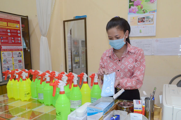 Phòng y tế các trường đặt điểm thi đã có đầy đủ các vật dụng để phục vụ thí sinh, cán bộ làm công tác thi phòng chống dịch Covid-19. Ảnh: Tuấn Hương
