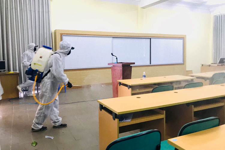Phun xịt khử trùng ở Trường Đại học Đà Lạt