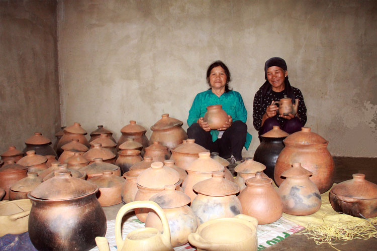 Hai nghệ nhân Chu Ru làng nghề gốm Kgrăng gõ: bà Ma Li và bà Ma Bi