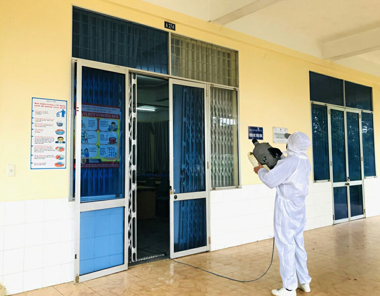 Phun khử khuẩn tại Trường Đại học Đà Lạt