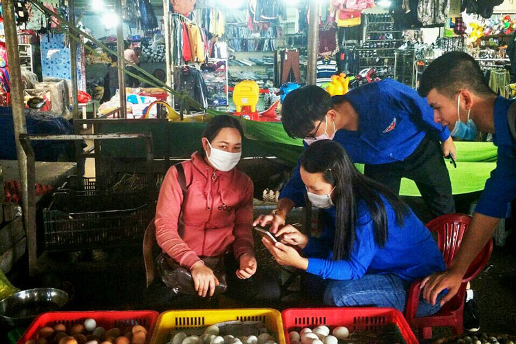 Đoàn viên, thanh niên TP Bảo Lộc ra quân hỗ trợ, hướng dẫn người dân cài đặt ứng dụng Bluezone tham gia phòng chống dịch Covid-19