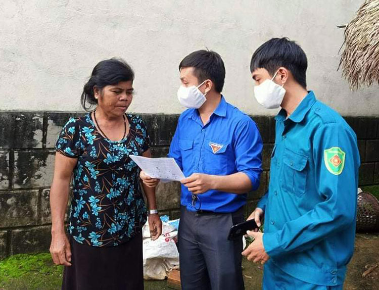 ĐVTN Bảo Lộc tuyên truyền, hướng dẫn bà con đồng bào dân tộc thiểu số trên địa bàn cài đặt, sử dụng ứng dụng Bluezone và chấp hành tốt các biện pháp phòng chống dịch Covid-19