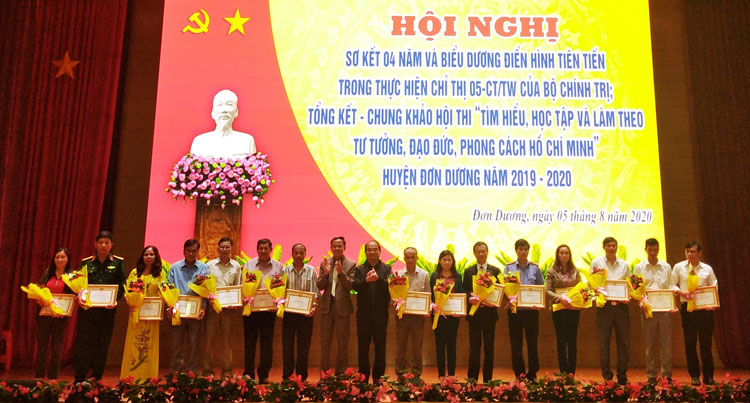 Trao giấy khen cho các tập thể có thành tích xuất sắc trong thực hiện Chỉ thị 05 của Bộ Chính trị
