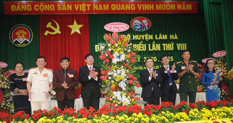 Đồng chí Đoàn Văn Việt - Phó Bí thư Tỉnh ủy, Chủ tịch UBND tỉnh Lâm Đồng tặng hoa chúc mừng Đại hội