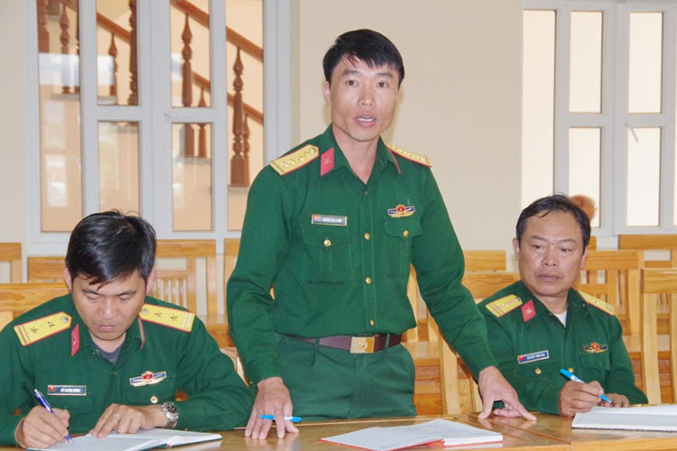 Thiếu tá Hoàng Văn Châu (giữa)