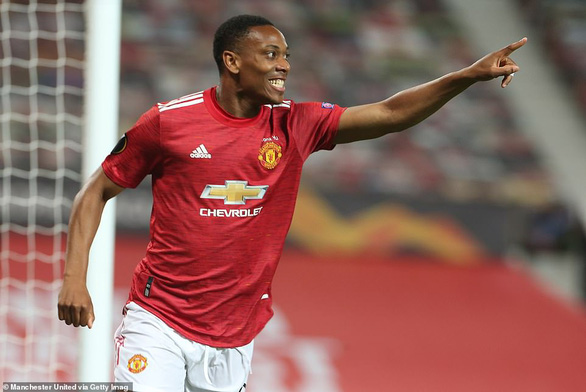 Anthony Martial ăn mừng bàn nâng tỉ số lên 2-1 cho Man Utd 