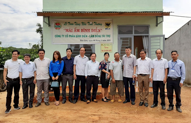 Tặng nhà cho hộ nghèo đồng bào dân tộc thiểu số