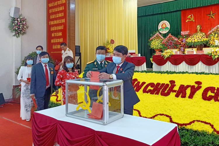 Các đại biểu bỏ phiếu bầu Ban Chấp hành Đảng bộ huyện Lạc Dương khóa XI, nhiệm kỳ 2020 - 2025