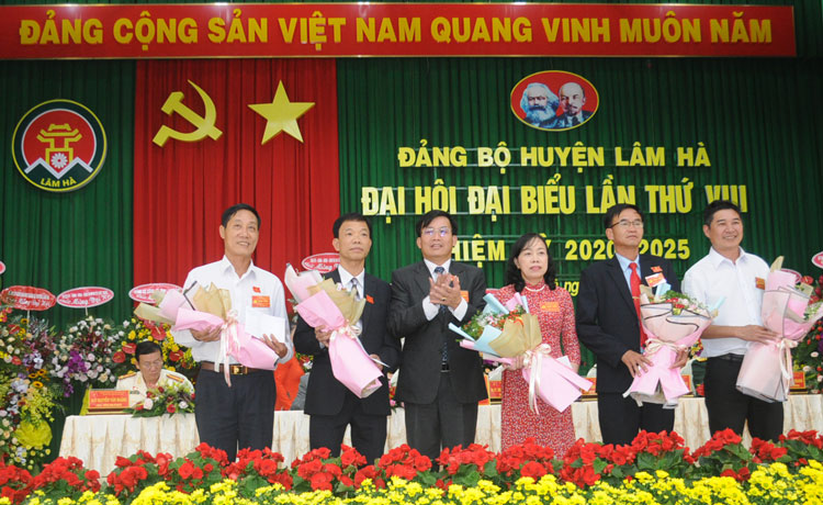Tặng quà chia tay các đồng chí không tiếp tục tham gia Ban Chấp hành Đảng bộ huyện Lâm Hà khóa VIII