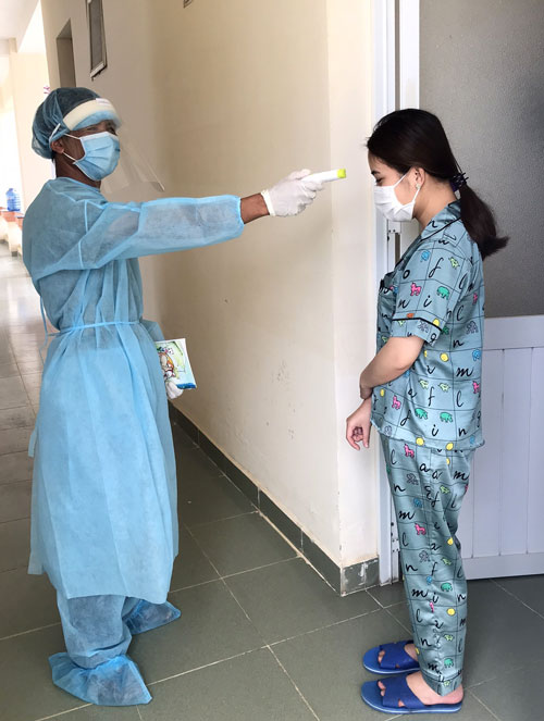 Hàng ngày, các chiến sĩ Bệnh xá H32 theo dõi sức khỏe, đo nhiệt độ của các trường hợp cách ly y tế 2 lần/ngày
