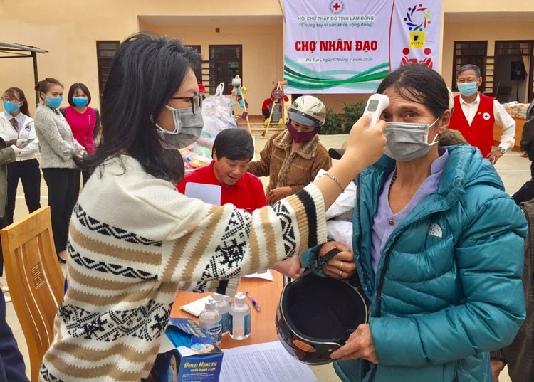 Phiên chợ Nhân đạo phục vụ nạn nhân chất độc da cam và người bị ảnh hưởng dịch Covid-19 ở vùng ven Đà Lạt