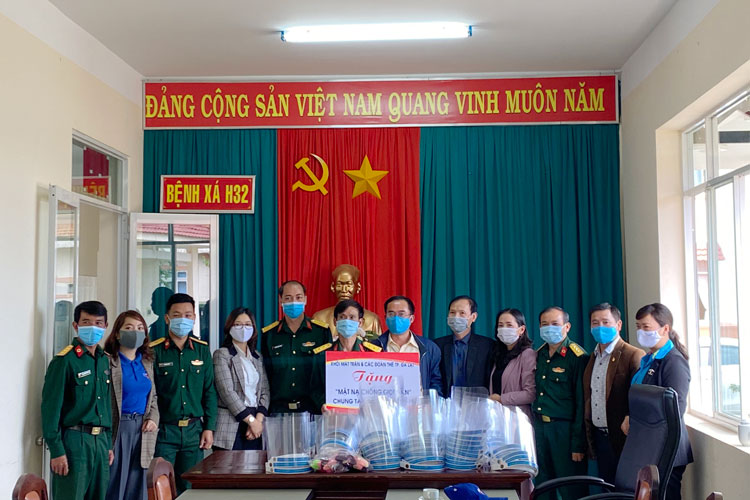 Tặng nón chống giọt bắn và dây đeo khẩu trang cho các đơn vị trực tiếp chống dịch Covid - 19 trên địa bàn